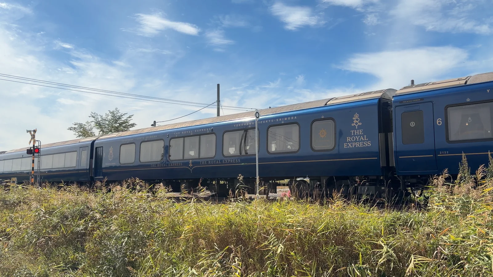 瑞穂駅を北へ進むTHE ROYAL EXPRESSの青い客車